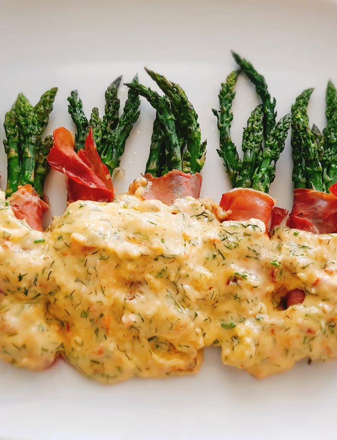 Szparagi z sosem camembert