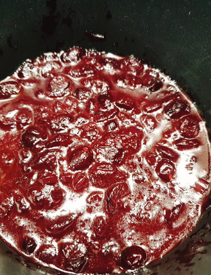 Sos winno-żurawinowy